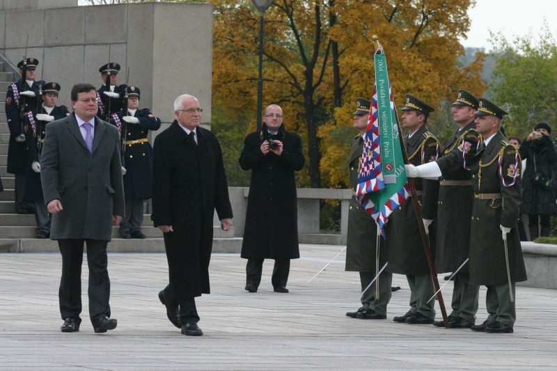 Pietní akt zahájili prezident ČR Václav Klaus a ministr obrany Alexandr Vondra přehlídkou nastoupených jednotek Čestné stráže ČR a Hradní stráže