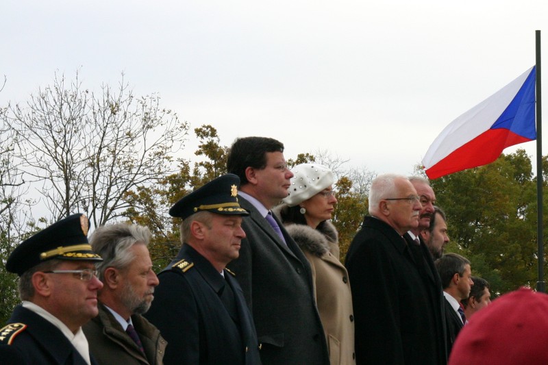 Pietního aktu se účastnili nejvyšší ústavní a vládní představitelé a další hosté (1)