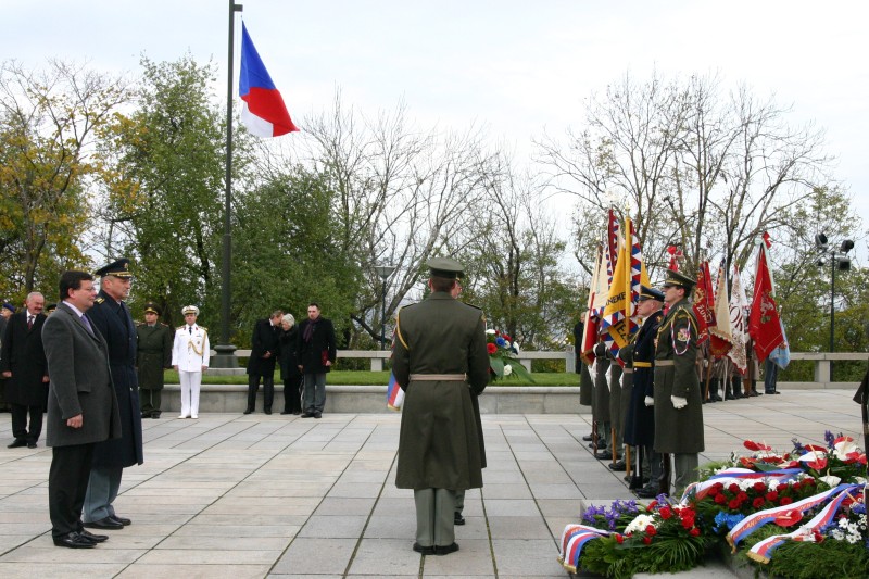 Ministr obrany Alexandr Vondra a náčelník Generálního štábu Armády České republiky armádní generál Vlastimil Picek