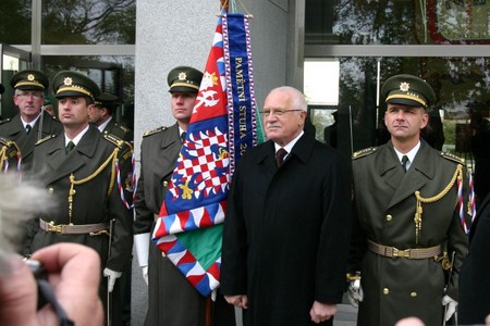 Na bojový prapor Posádkového velitelství Praha připevnil Václav Klaus pamětní stuhu prezidenta republiky (3)