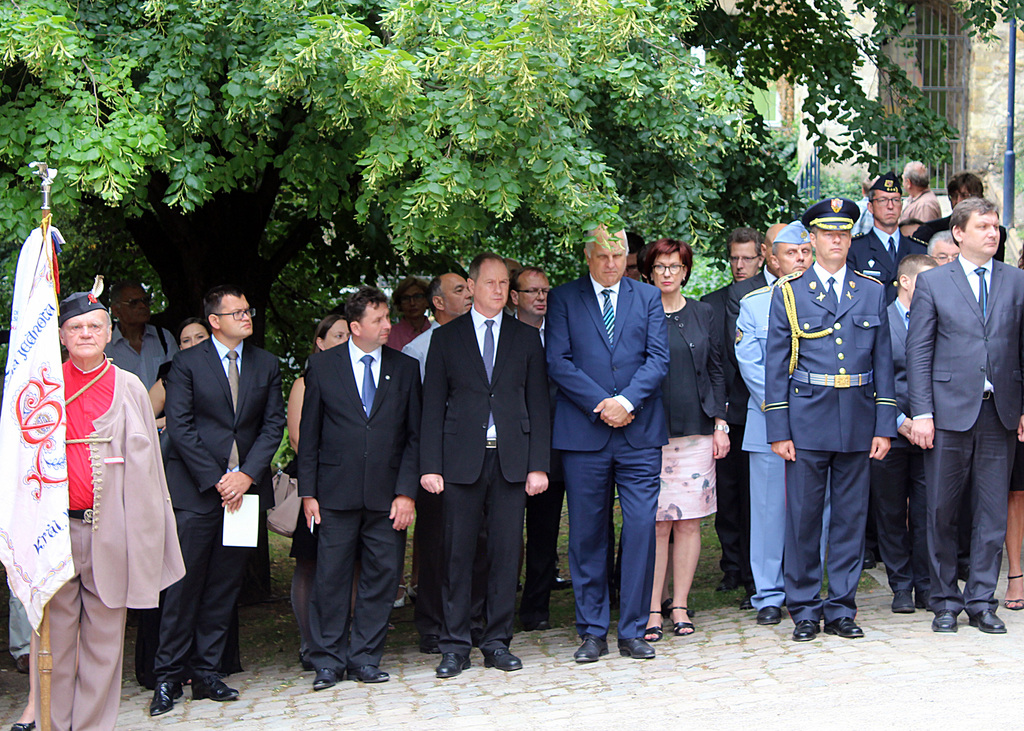 Významní hosté na pietním shromáždění k uctění památky obětí komunismu