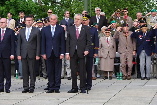 Významní hosté a veteráni účastnící se piety