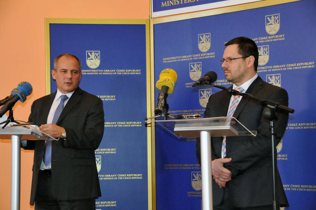 Ředitel VZ plk. Jan Beroun a zástupce ředitele Národního centra kybernetických sil Kamil Tichý na tiskové konferenci (ilustrační foto)