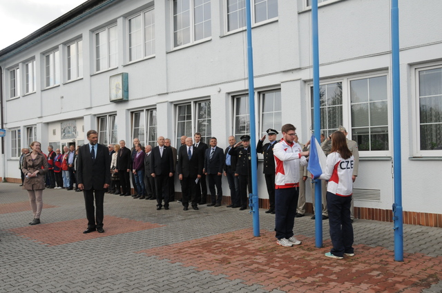 Vztyčení vlajky při zahájení závodů