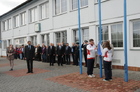 Vztyčení vlajky při zahájení závodů