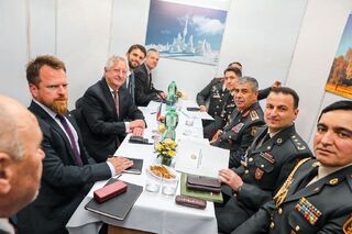 Z jednání s ministrem obrany Ázerbájdžánu Zakirem Asgar Oglu Hasanovem.