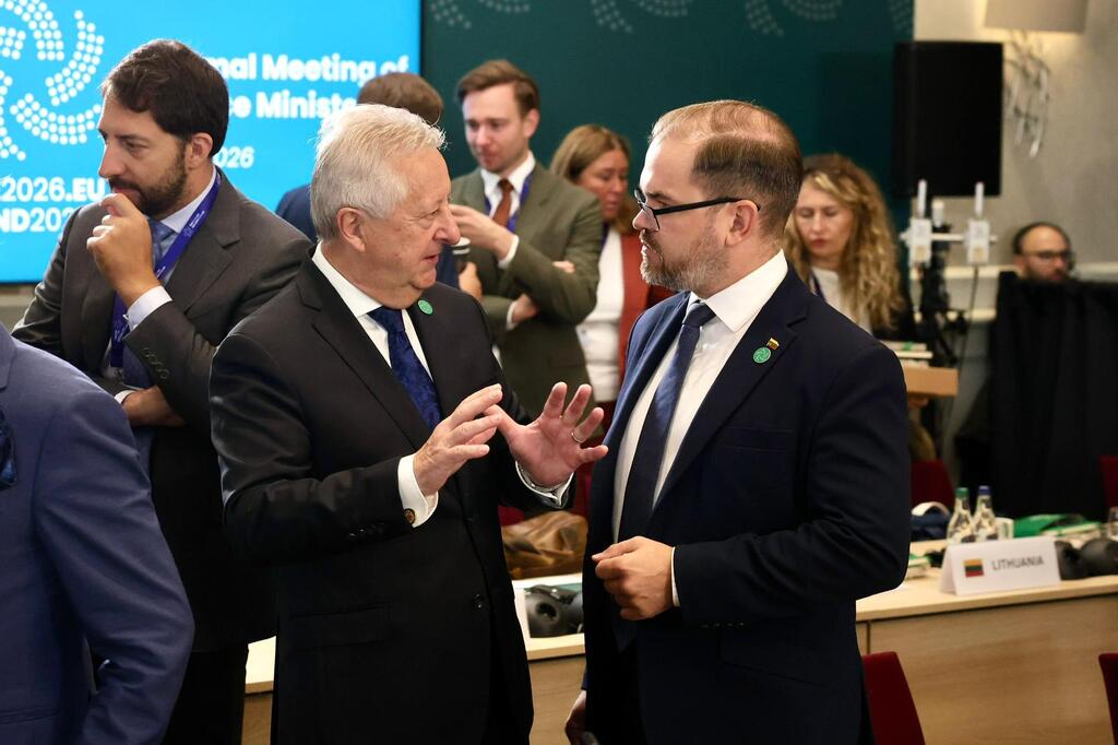 V diskuzi s ministrem národní obrany Litvy Robertasem Kaunasem