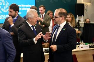 V diskuzi s ministrem národní obrany Litvy Robertasem Kaunasem