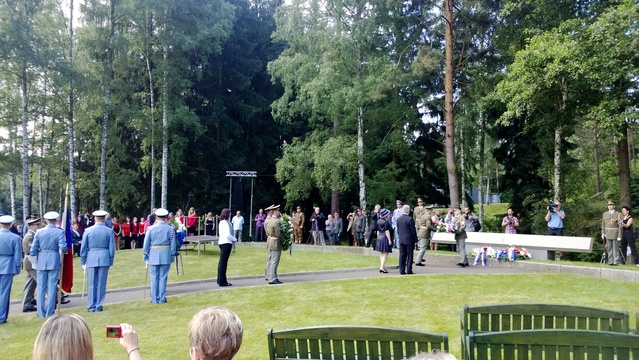 Mezi těmi, kteří se poklonili památce zesnulých, byla i předsedkyně Poslanecké sněmovny Parlamentu ČR Miroslava Němcová
