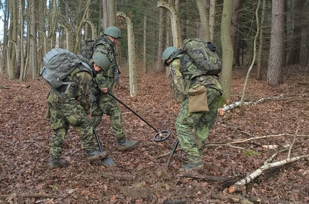 Vojáci zahájili práce na výstavbě oplocení kolem areálu muničního skladu ve Vrběticích 