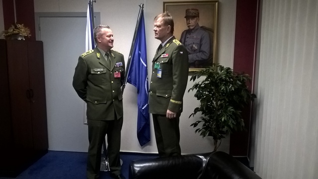 generálporučík Bečvář hovoří s generálmajorem Žižkou před jednáním Vojenského výboru NATO