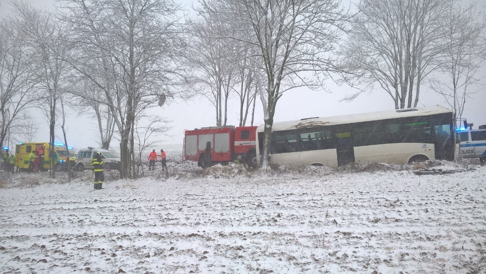 Zásah u nehody autobusu ve Velešíně u Českých Budějovic