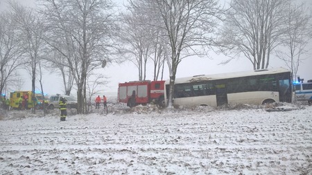 Zásah u nehody autobusu ve Velešíně u Českých Budějovic