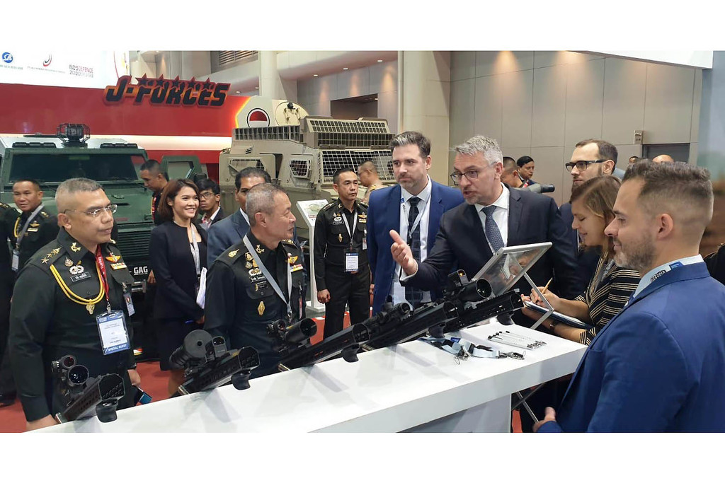 Ministr obrany Lubomír Metnar české firmy na zbrojním veletrhu v Thajsku významně podporoval. 