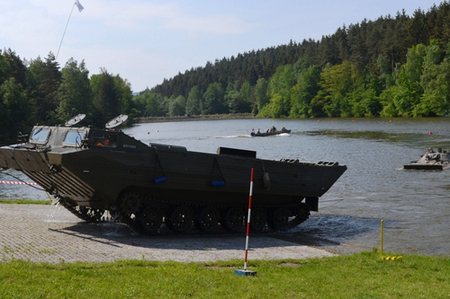 Plavby a jízdy tanků pod vodou 2015: Záchranná a vyprošťovací služba připravena 