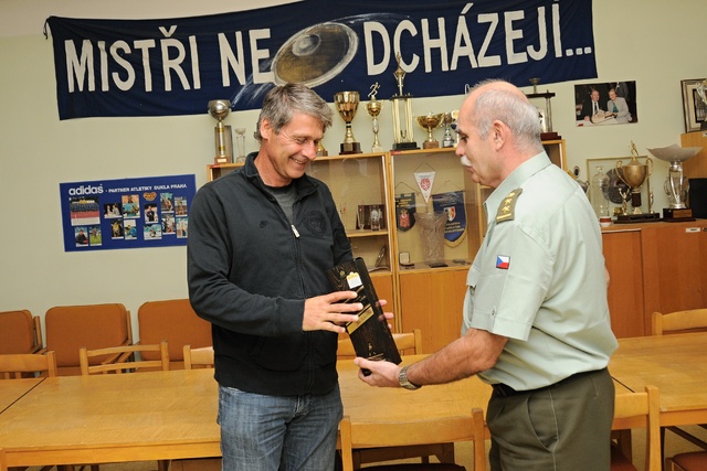 Za dukláky gratuloval Honzovi ředitel ASC Dukla plk. Priščák
