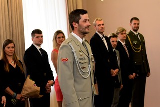 Za dukláky poděkoval parašutista nadrotmistr Kříž