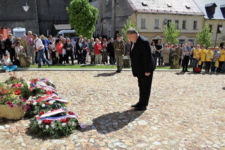 Za Ministerstvo obrany ČR vzdal poctu náměstek pro řízení sekce dozoru a kontroly MO Antonín Rada