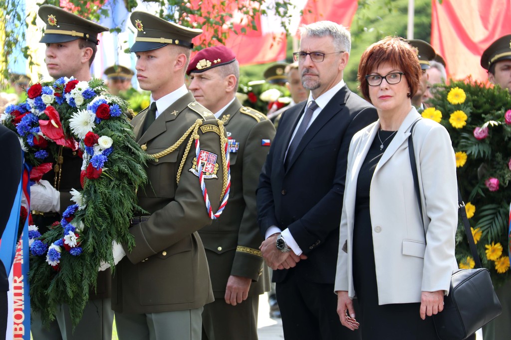 Za resort obrany uctili památku obětí ministr obrany Lubomír Metnar, Alena Netolická, zplnomocněnkyně MO pro válečné veterány a zástupce náčelníka Generálního štábu - náčelník štábu generálmajor Miroslav Hlaváč