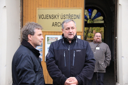 Ředitel VÚA Jozef Žikeš (vpravo) a starosta Městské části Praha 8 Jiří Janků