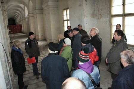 Historik VHA Martin Dubánek provádí jednu ze skupin návštěvníků