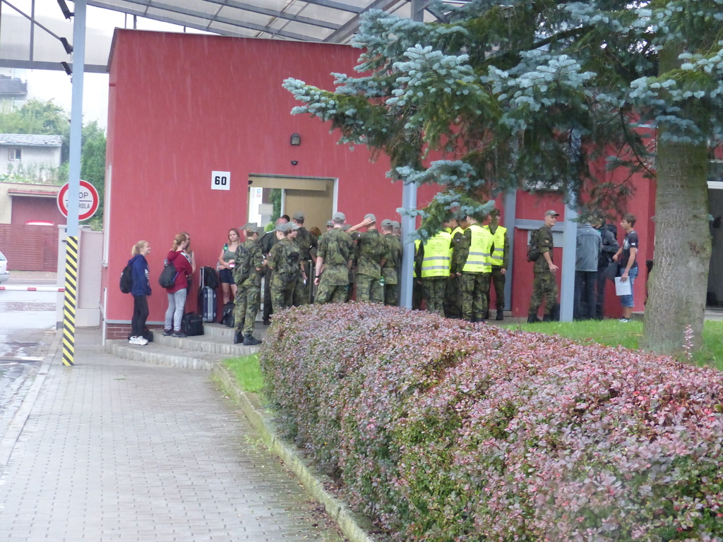 Žáci na bráně školy, kde se poprvé setkali s instruktory