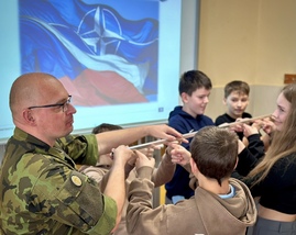 Žáci se prostřednictvím jednoduchého úkolu přesvědčili, jak důležitý je v týmu kapitán. V armádě velitel.