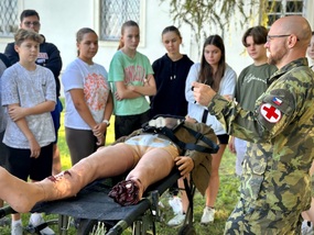 Žáci se učili ošetřit poranění na zdravotnickém simulátoru CAESAR