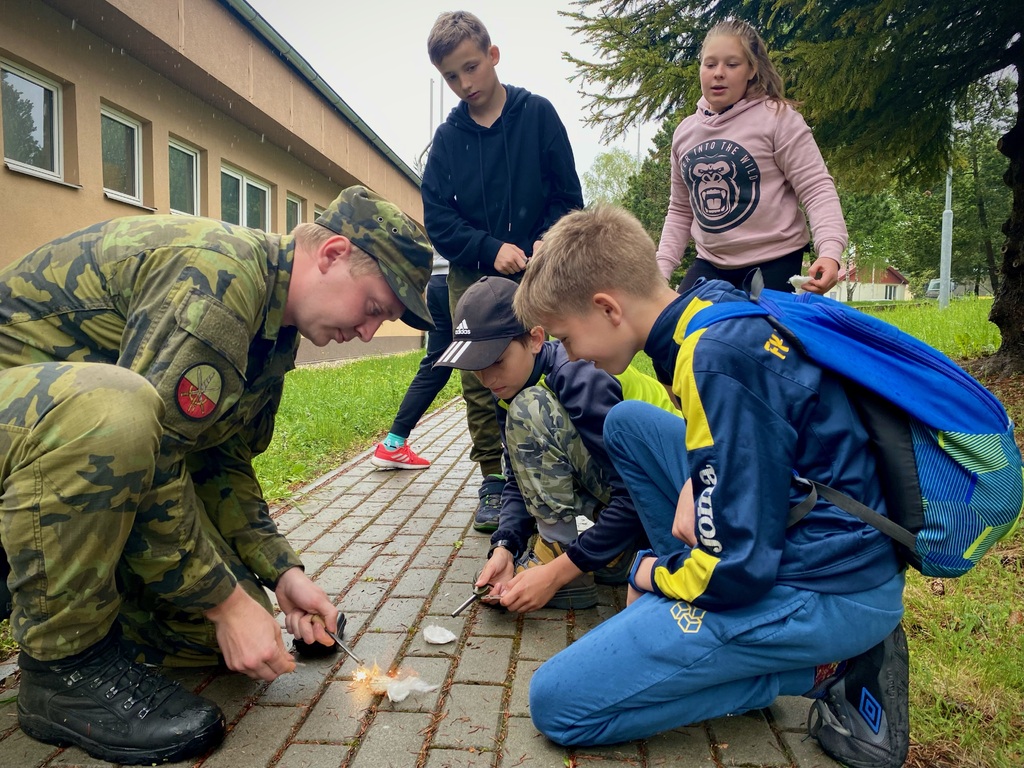 Žáci si vyzkoušeli výcvik S.E.R.E , kde se za deště učili rozdělávat oheň a jak přežít ve volné přírodě