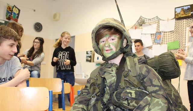 Žáci si vyzkoušeli výstroj vojáka