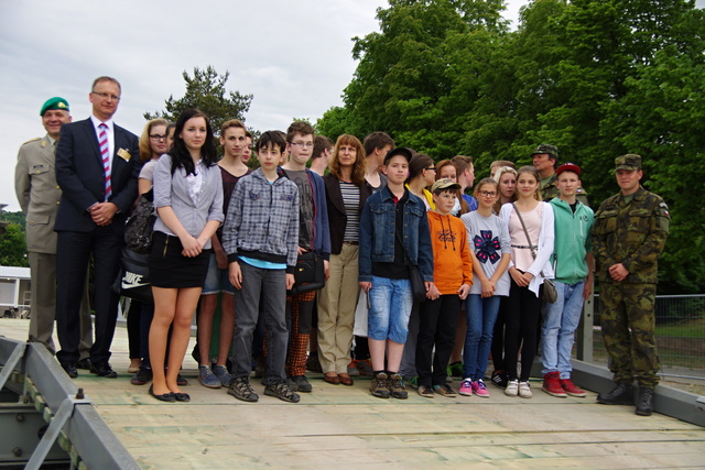 Žáci základní školy na kopii Mostu Anežky České