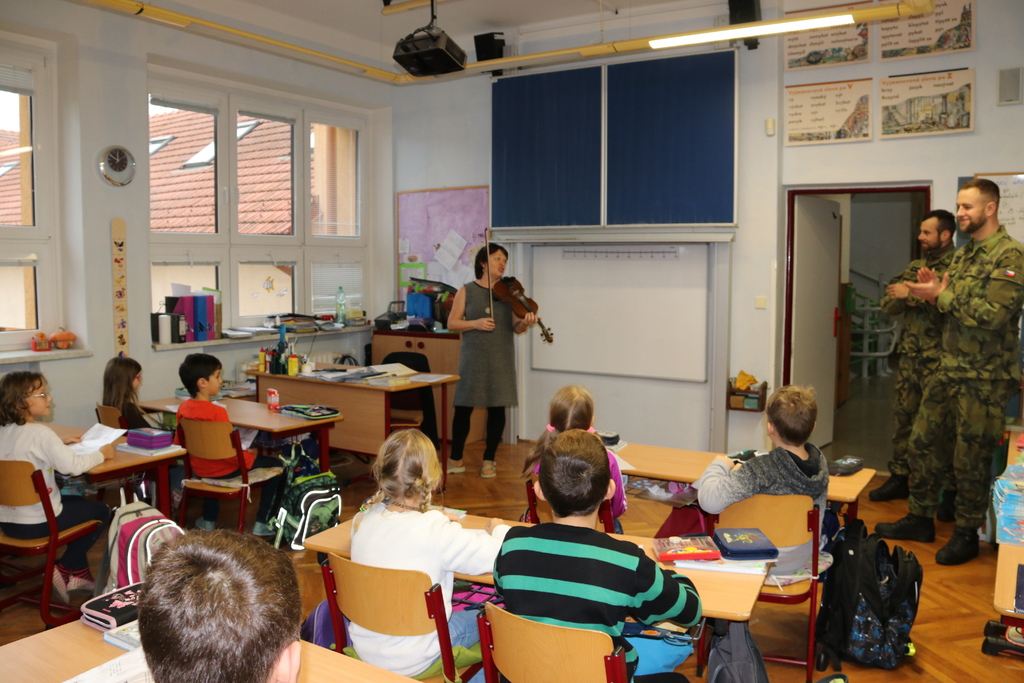 Žáci zazpívali vojákům za jejich služby vánoční koledy.