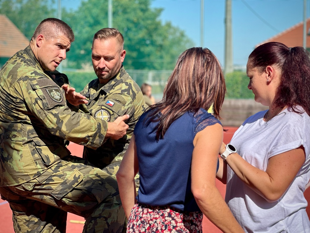 Základy sebeobrany nacvičovaly nejen děti, ale i paní učitelky