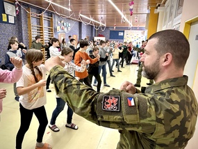 Základy sebeobrany si mohly vyzkoušet všechny děti.