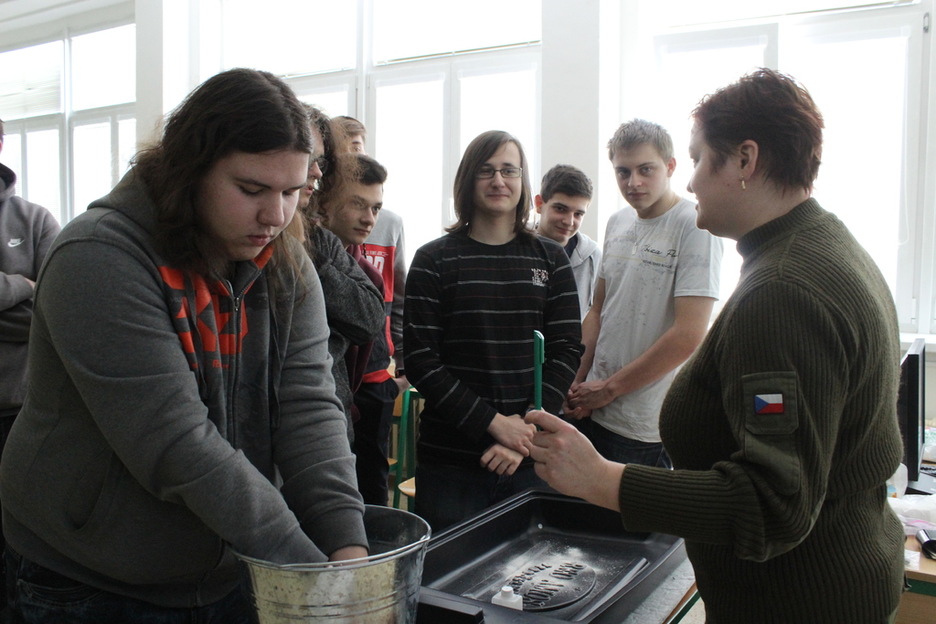 Žáky a studenty zaujala vojenská chemie, kterou ze školních lavic neznají.
