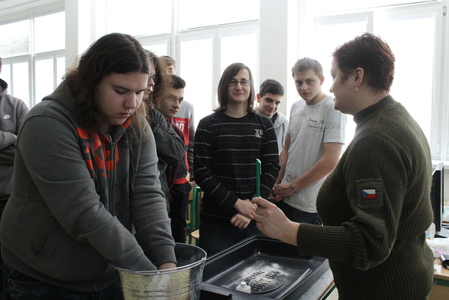 Žáky a studenty zaujala vojenská chemie, kterou ze školních lavic neznají.