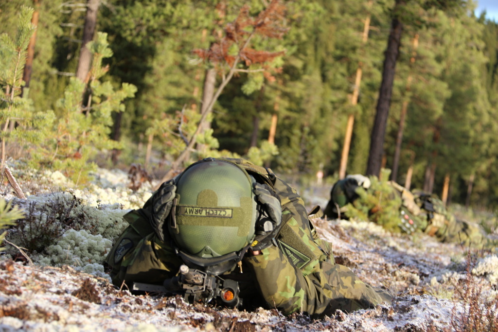 Zalehnutí při nácviku ochrany proti minometné palbě