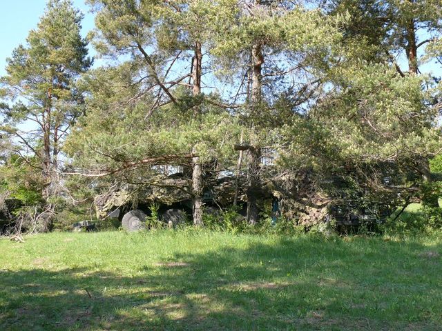 Zamaskovaná technika v rozmístění mimo boj