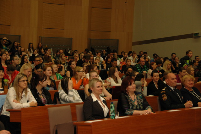 Zaplněná aula fakulty