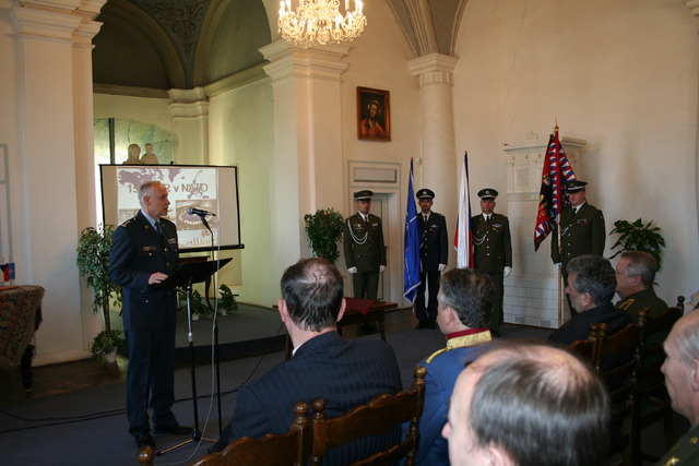 Zástupce vojenského představitele AČR v NATO plukovník generálního štábu Milan Šeiner při svém vystoupení na téma - NATO a současnost