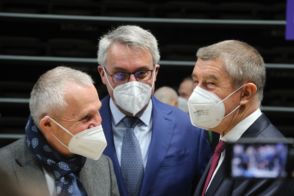 Zatěžkávací zkouška byla úspěšná, přítomní proto neskrývají radost.