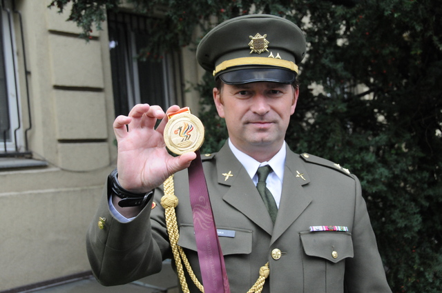 Zatím poslední zlatou medaili přivezl skeetař Jan Sychra z 6. ASH.