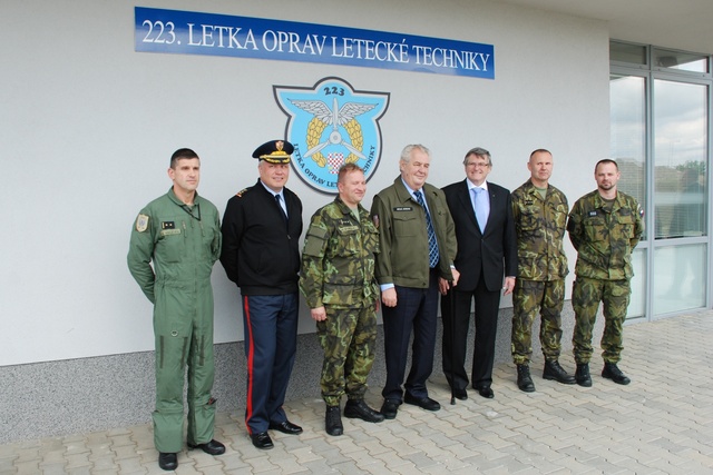 Závěrečné foto hlavních funkcionářů základny s prezidentem ČR a hejtmanem Kraje Vysočina