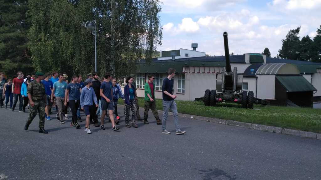 Závěrem soutěžící a zástupci EUROPEUM navštívili 13. dělostřelecký pluk v Jincích 