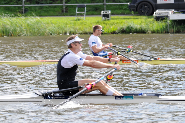 Závod ve skifu byl opět ve znamení souboje dvou největších rivalů.