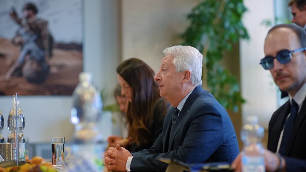 Ministr obrany si v České zbrojovce Uherský Brod prohlédl výrobní proces 