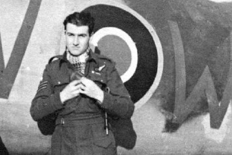 Zbyšek Nečas v roce 1942 u svého nočního stíhacího Beaufighteru. 