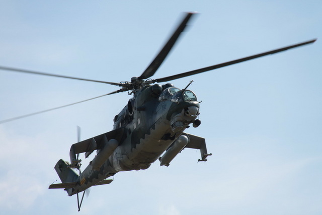 Vrtulník MI-35 přelétl nad všemi