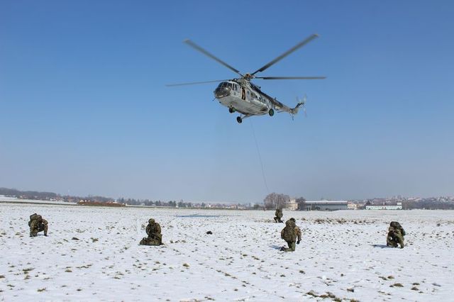Zde výsadkář po slanění musí odpoutat slaňovací osmu a zaujmout kruhovou obranu s ostatními