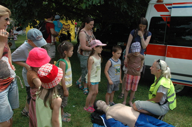 Zdravotnice z ÚVN zkouší děti ze zásad první pomoci